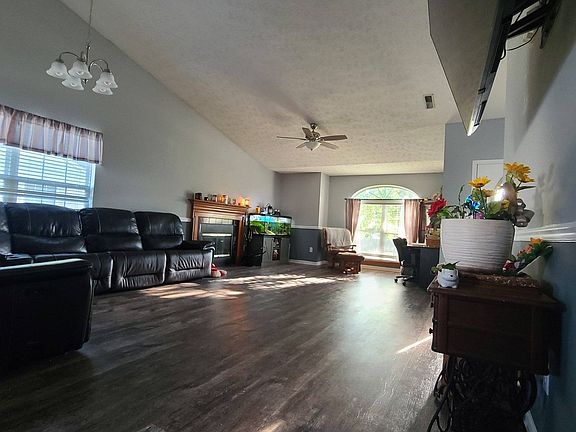 3rd image of 517 Clear Creek Dr