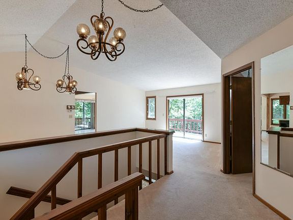 3rd image of 20 Northwoods Dr