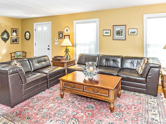 2nd image of 32 Schoolhouse Ln
