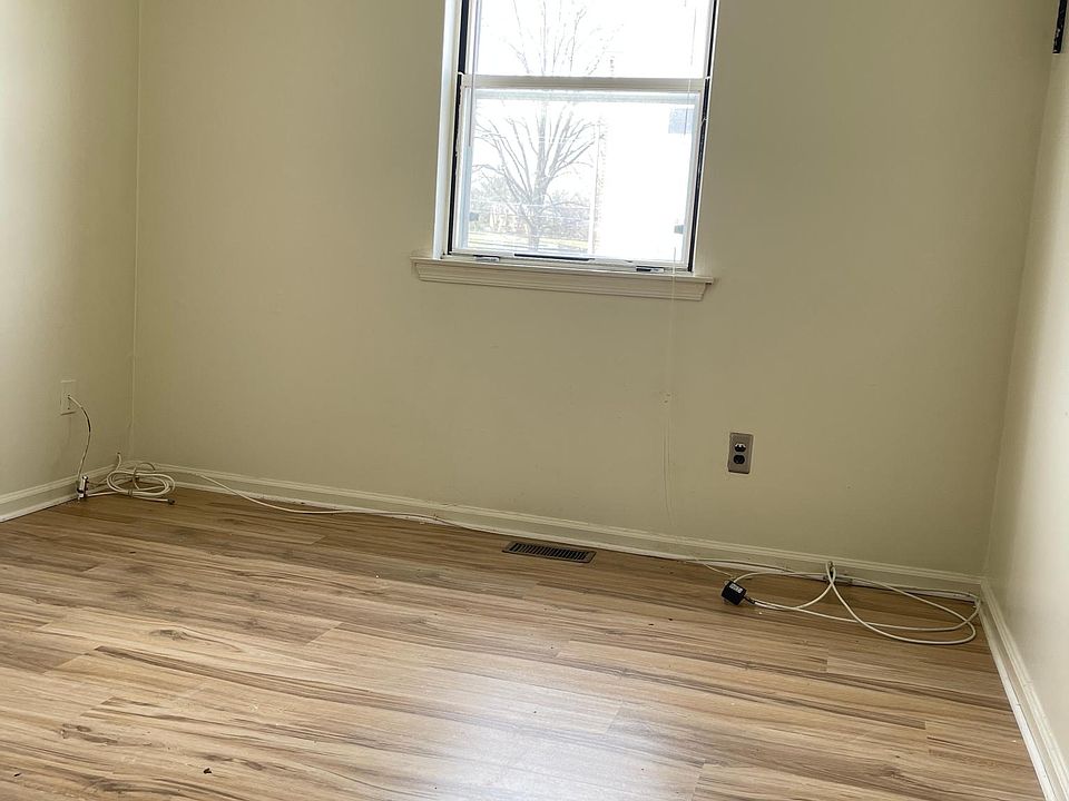 2nd image of 819 Christopher Pl APT B