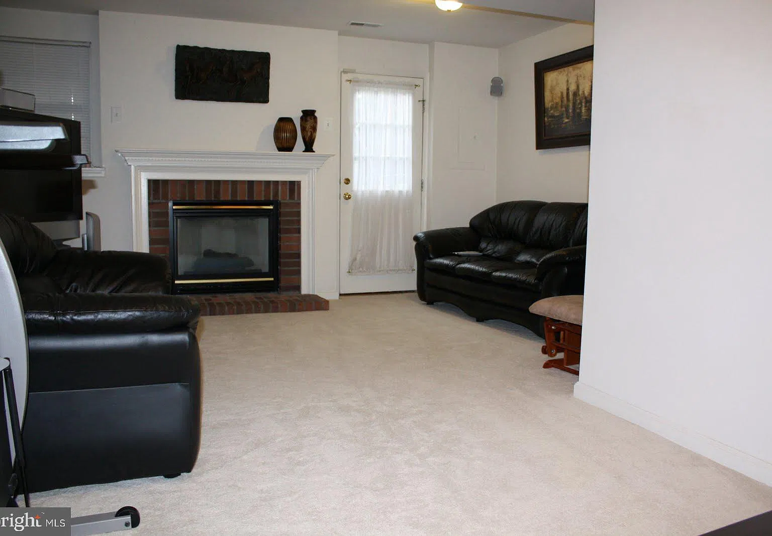 3 bed, 2.0 bath, 1840 sqft, $3,210 — Photo 2