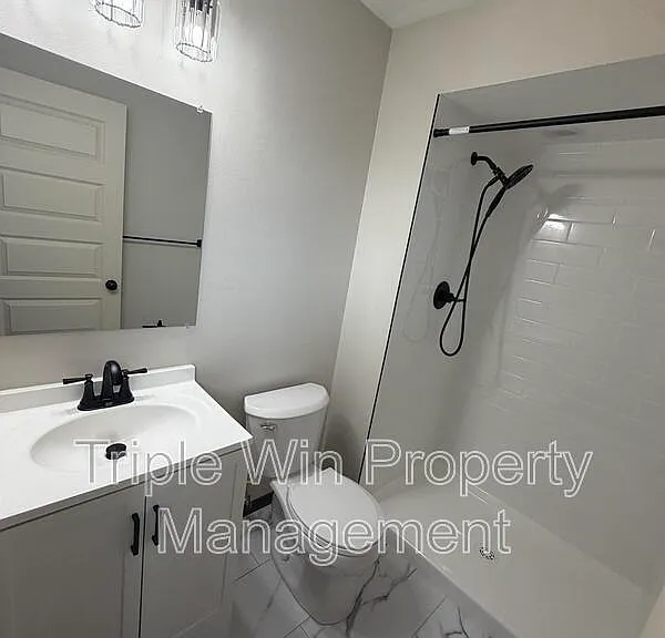 1688 Knightwood Ln — Photo 1
