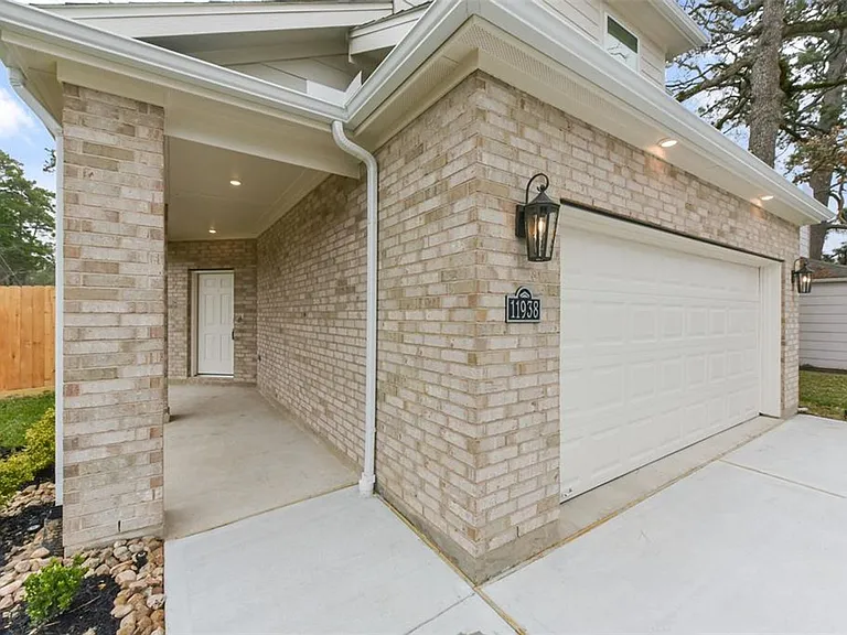 11938 Lakewood West Dr — Photo 2
