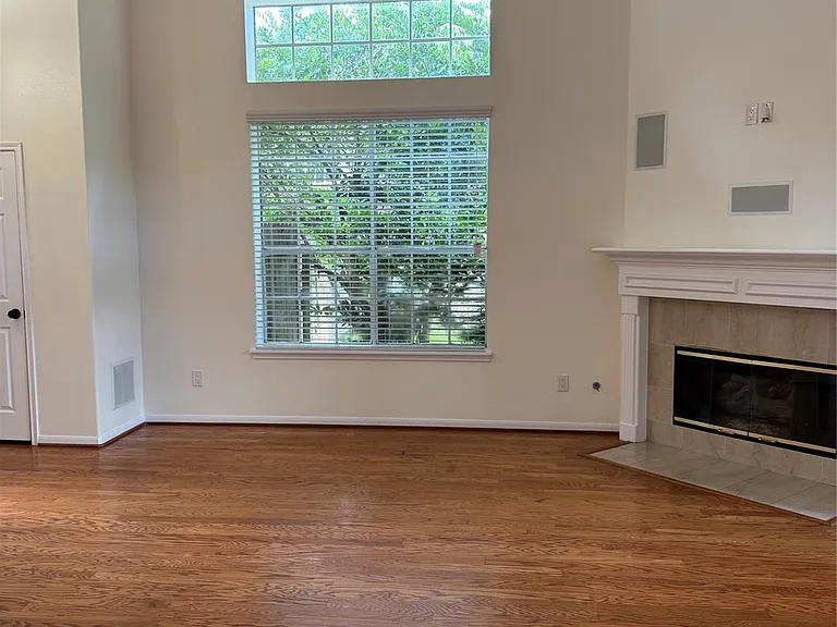 210 Indian Summer Ct — Photo 3