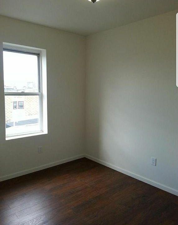 2nd image of 968 Summit Ave