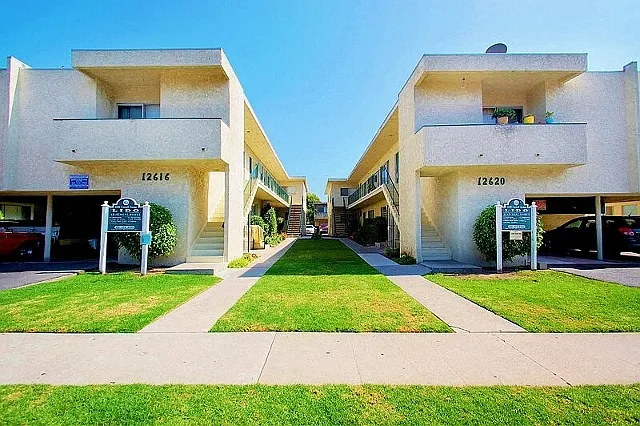 Lido Apartments - 12616-20 Caswell Ave — Photo 2
