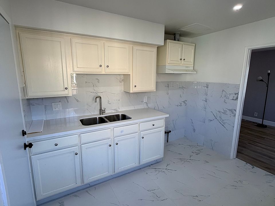 1st image of 10916 Wilmington Ave #10916