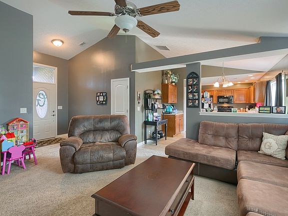 4th image of 410 Camden Cir