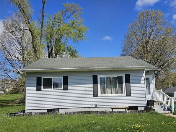 84 Taylor St, Quincy, MI 49082