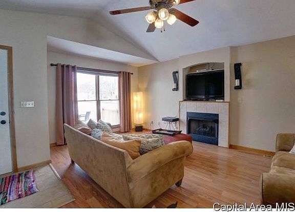 5th image of 624 E Menard St