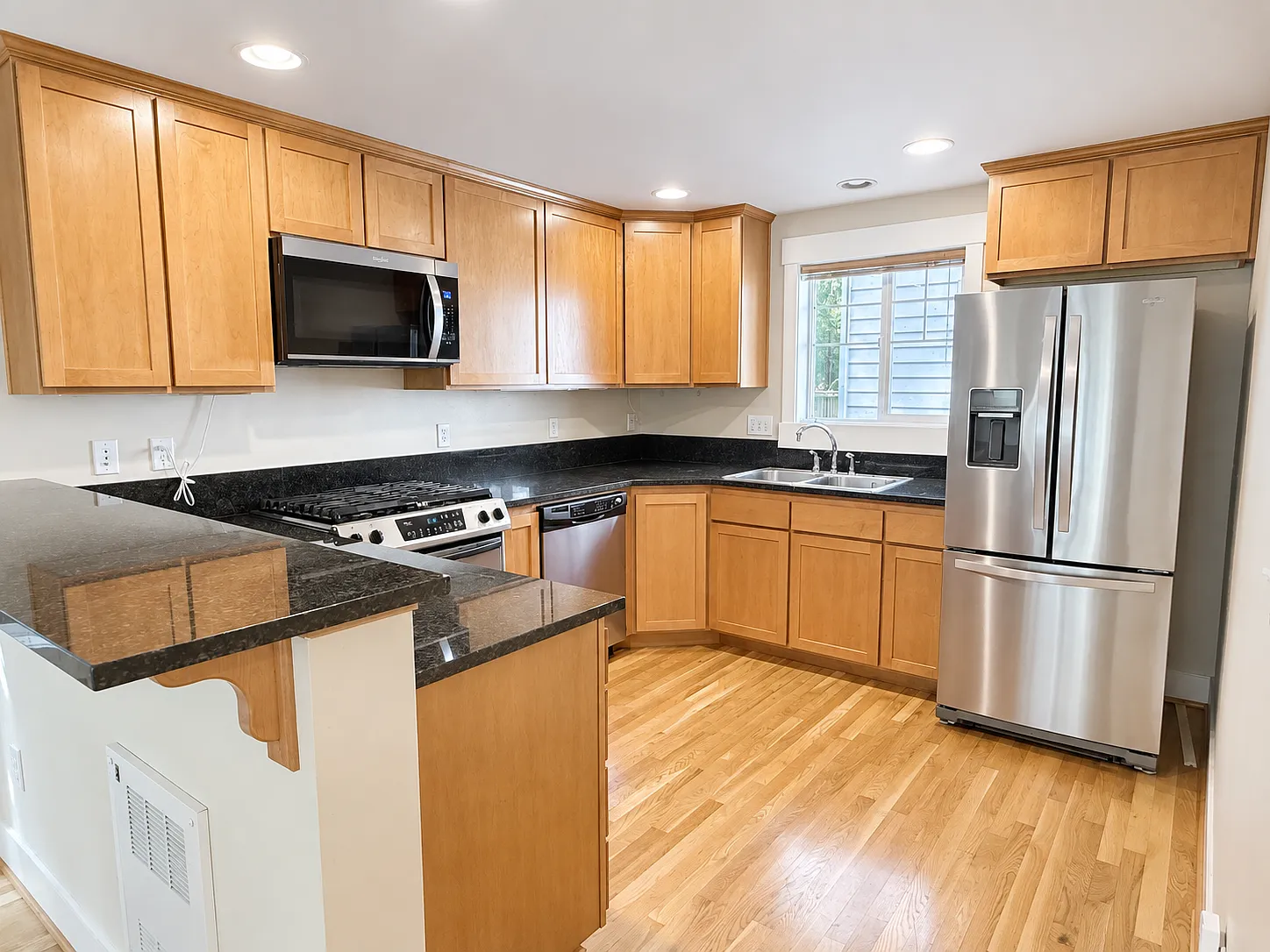 3 bed, 1406 sqft, $3,200 — Photo 4