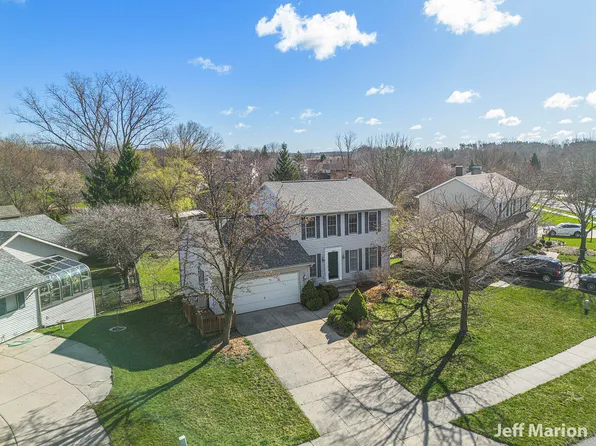 1881 Forest Lake Dr SE, Kentwood, MI 49546