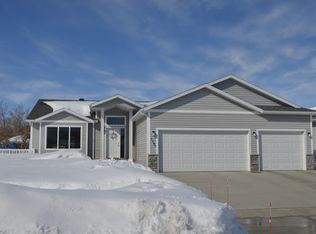 1285 Goldenwood Dr, West Fargo, ND 58078
