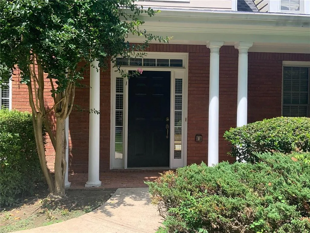 5 bed, 3.0 bath, 3300 sqft, $3,600 — Photo 3