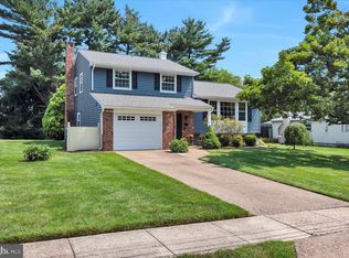 11 Lamp Post Ln, Cherry Hill, NJ 08003