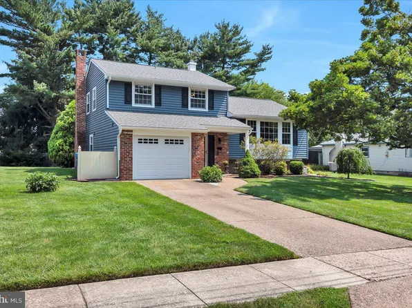 11 Lamp Post Ln, Cherry Hill, NJ 08003