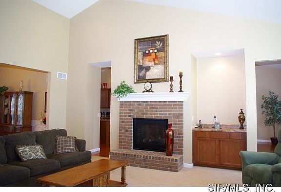 3rd image of 6772 Oxford Ln