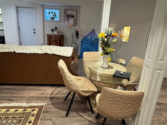 3rd image of 207 Shaftsbury Ave