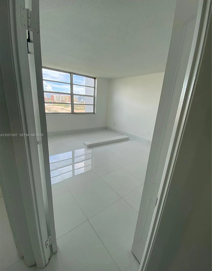 Commodore Plaza Condo — Photo 4