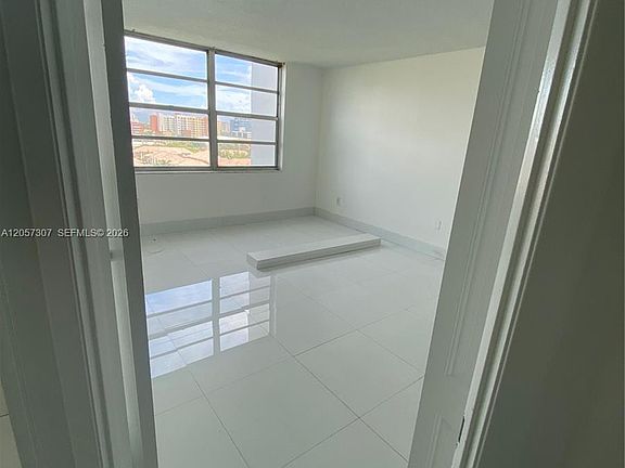 4th image of 2780 NE 183rd St APT 909