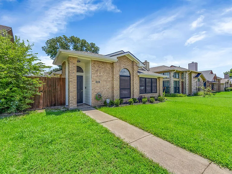 608 Rancho Dr — Photo 3
