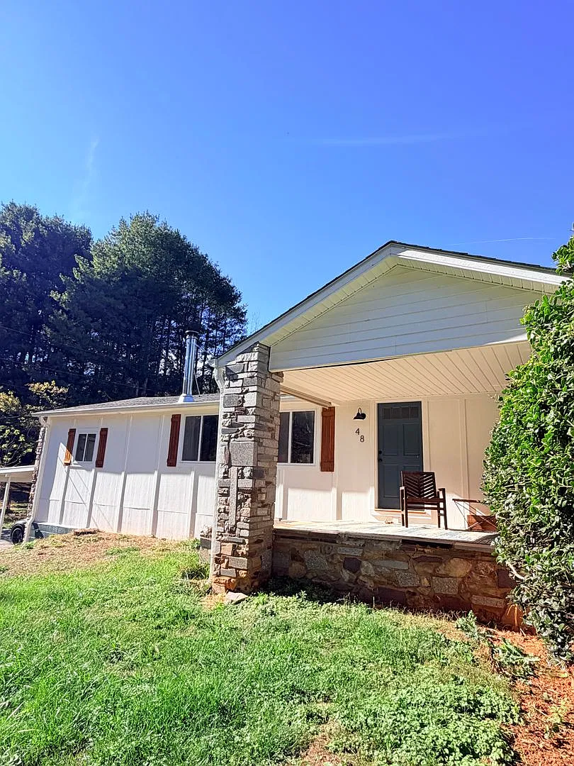 3 Bed, 2.5 Bath Tastefully Furnished Home, Dog Friendly! — Photo 2