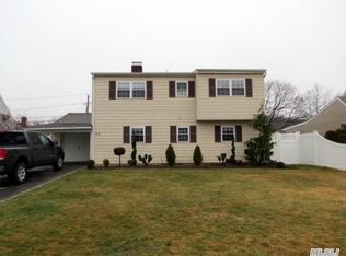 22 Wildflower Ln, Wantagh, NY 11793