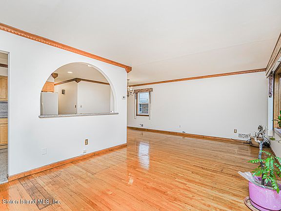 5th image of 572 Mosel Ave