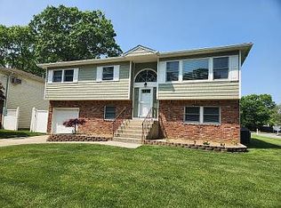30 Bailey Ave, Babylon, NY 11702