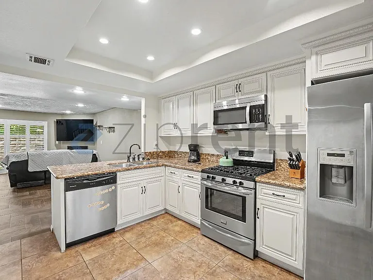 8633 Balboa Blvd #2 — Photo 9