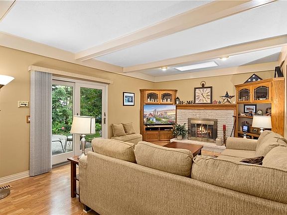 5th image of 22868 Vine Ct