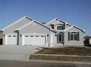 406 N Walkanda Dr, Sioux Falls, SD 57107
