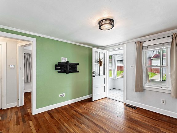 3rd image of 646 Hayes St