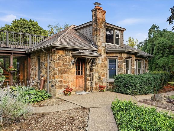 5th image of 3023 Fairview Rd