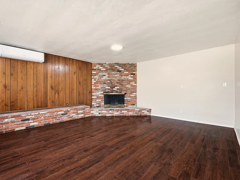 327 1/2 S Lincoln Pl — Photo 6