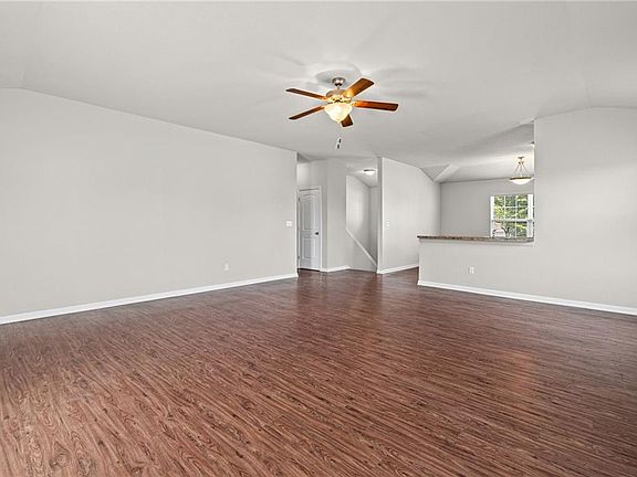 4th image of 17195 S Pratt St