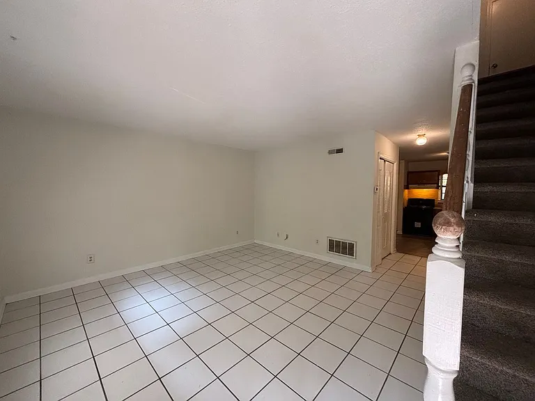 401 Chateau Dr SE — Photo 2