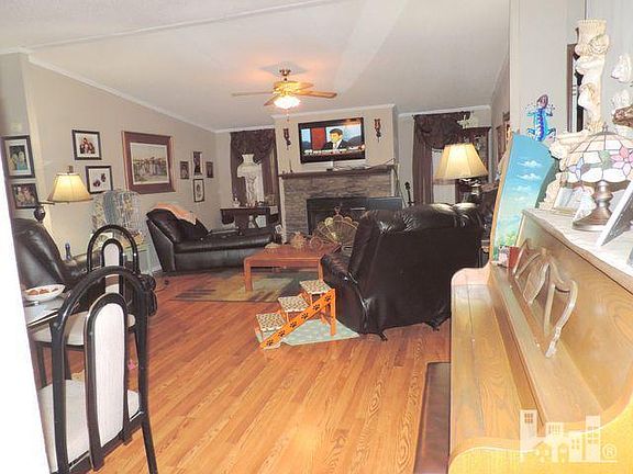 3rd image of 1050 Hickory Dr NE