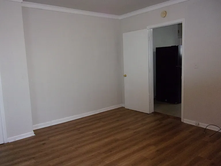 526 Leslie St — Photo 11