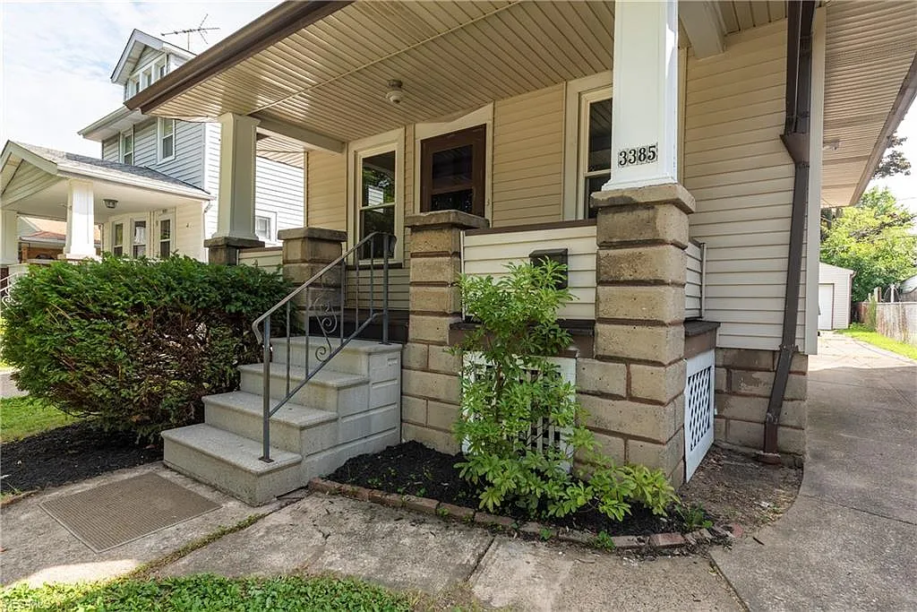 3385 W 128th St photo 1