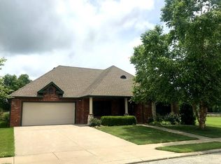 2223 S Stonegate Dr, Nevada, MO 64772