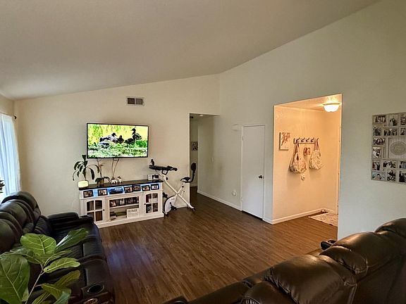 5th image of 252 Finster St