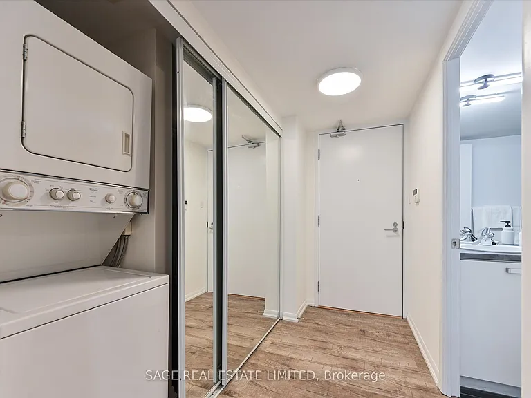 38 Grenville St #902 — Photo 18