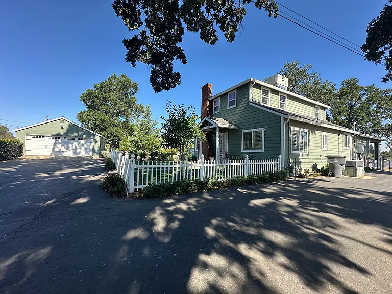 2400 Central Ave — Photo 2