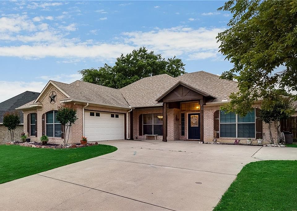 1st image of 606 Oakmont Dr