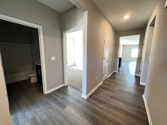 3rd image of 523 Curry Dr