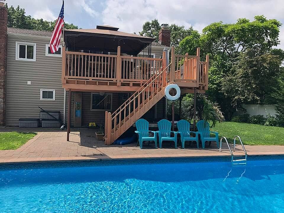 1st image of 70 Autumn Dr