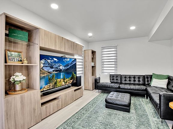 5th image of 10447 S Stowe Ct