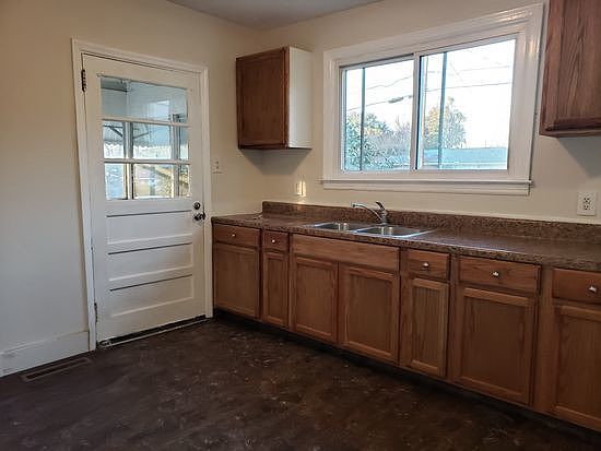 4th image of 3517 Westmont Dr