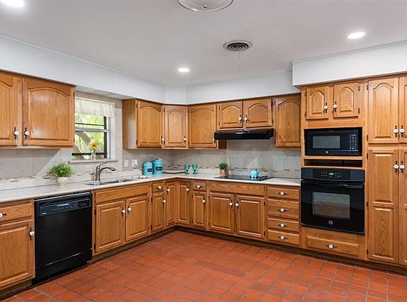4th image of 5829 Waltham Ave